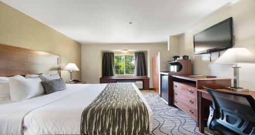 Postel nebo postele na pokoji v ubytování SureStay Plus Hotel by Best Western Rocklin