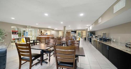 Kuchyň nebo kuchyňský kout v ubytování SureStay Plus Hotel by Best Western Rocklin