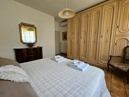 a bedroom with a bed with towels on it at Guest House Benvenuti - Casa Vacanze Toscana in Cecina