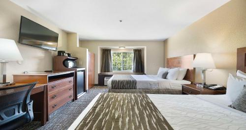 Postel nebo postele na pokoji v ubytování SureStay Plus Hotel by Best Western Rocklin