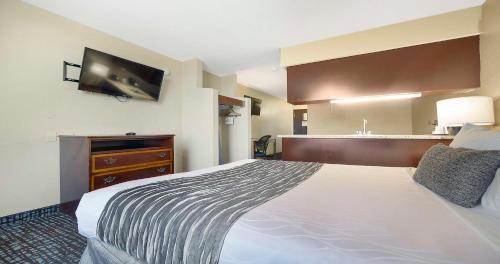Postel nebo postele na pokoji v ubytování SureStay Plus Hotel by Best Western Rocklin