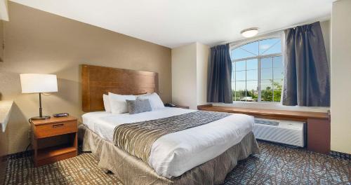 Postel nebo postele na pokoji v ubytování SureStay Plus Hotel by Best Western Rocklin