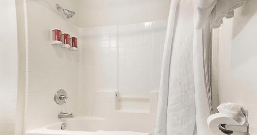 Koupelna v ubytování SureStay Plus Hotel by Best Western Rocklin
