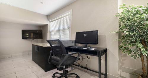 TV a/nebo společenská místnost v ubytování SureStay Plus Hotel by Best Western Rocklin