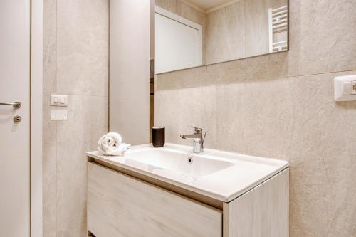 Hostmate - Milano - Imperia's Crystal - Romolo