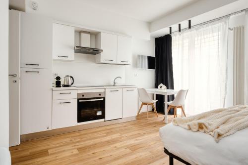 Hostmate - Milano - Imperia's Crystal - Romolo