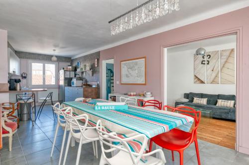 une cuisine et un salon avec une table et des chaises dans l'établissement Maison De Famille Paisible, au Pouliguen