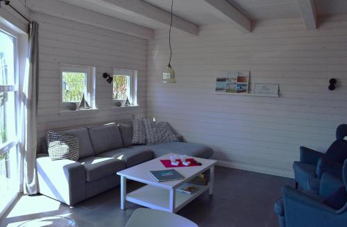 a living room with a couch and a table at Malmö in Brasilien