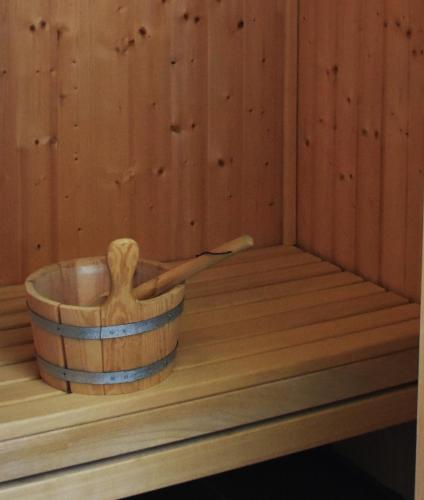 a wooden tub in a sauna with a wooden paddle at Malmö in Brasilien
