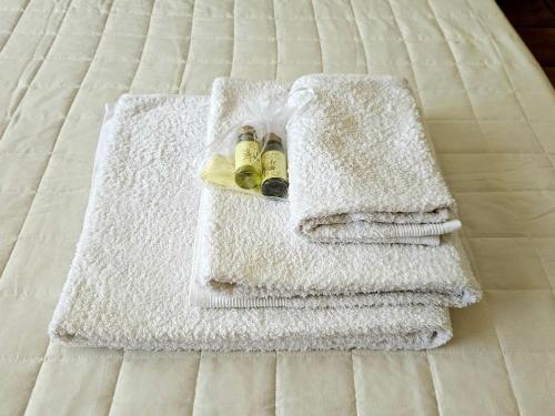 a group of white towels on a bed at Guest House Benvenuti - Casa Vacanze Toscana in Cecina
