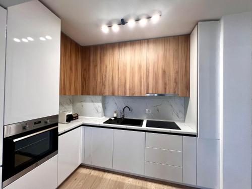 Η κουζίνα ή μικρή κουζίνα στο Marble Shelter Big&Comfy, Oradea Arena, near Airport