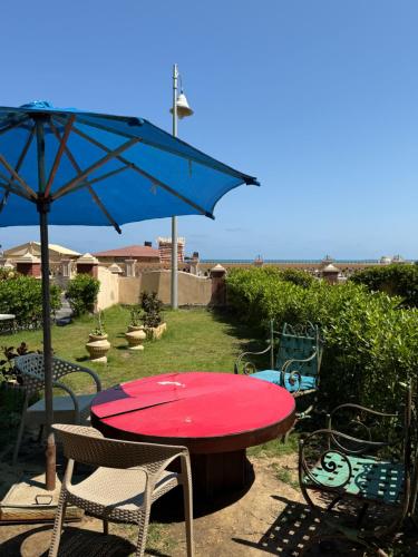 شاليه ثلاث غرف ارضي بحديقة علي بحر مباشر في معمورة الشاطئ الإسكندرية