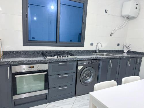 Kuchyň nebo kuchyňský kout v ubytování Appartement Alhoceima