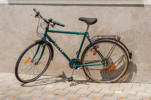 a green bike parked against a wall at Kuća za odmor Dugo Selo M&A in Dugo Selo