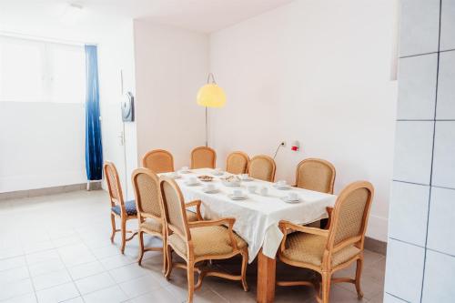 a dining room with a table and chairs at Kuća za odmor Dugo Selo M&A in Dugo Selo