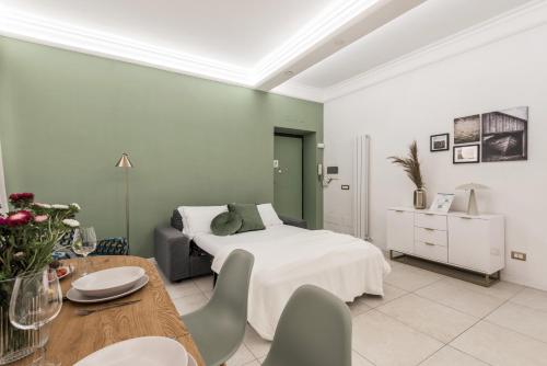ein Schlafzimmer mit einem Bett und einem Tisch mit Stühlen in der Unterkunft The Best Rent - Bright flat near San Pietro in Rom