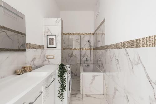 ein weißes Bad mit einer Dusche und einer Badewanne in der Unterkunft The Best Rent - Bright flat near San Pietro in Rom