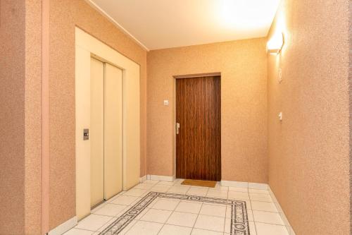 a hallway with a door and a tile floor at Studio Cosy Au Bord De L'eau in Le Pouliguen