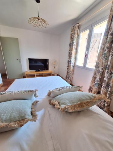 a bedroom with a large bed with pillows on it at Mon Eden in Meynes