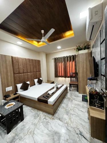 a bedroom with a bed and a tv in it at Hotel Royal Suites In Ajmer in Ajmer