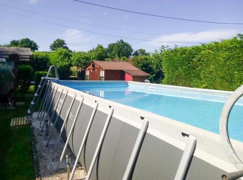 Bazén v ubytování Chalet de charme à Molinot + Piscine privée nebo v jeho okolí