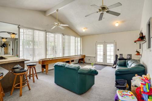 Χώρος καθιστικού στο 12 Mi to Dtwn LA Family Home with Private Sauna!