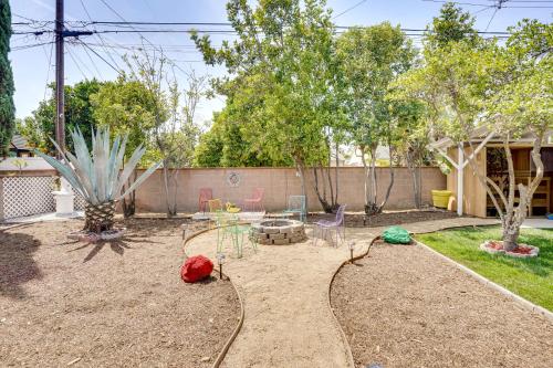 Κήπος έξω από το 12 Mi to Dtwn LA Family Home with Private Sauna!