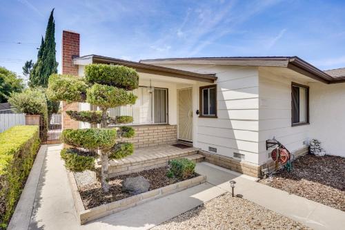 Κήπος έξω από το 12 Mi to Dtwn LA Family Home with Private Sauna!