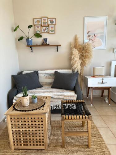 ein Wohnzimmer mit Sofa und Tisch in der Unterkunft Studio Seaven, Lozenets in Lozenets