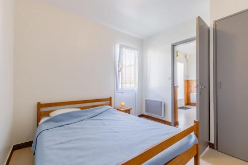 une chambre avec un lit et une télévision dans l'établissement 09 - Le Héron - Village vacances, à Maché