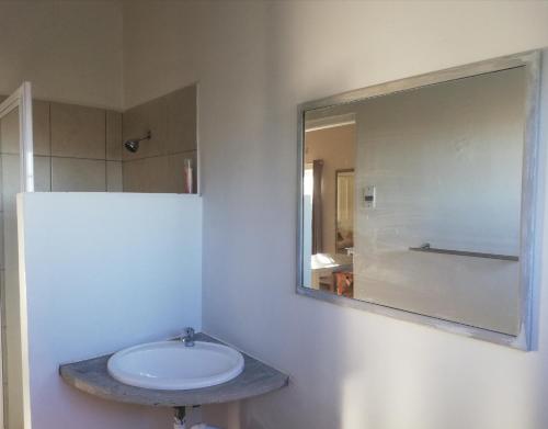 Ένα μπάνιο στο Hebron Farm Boeretroos 2- bedroom self-catering