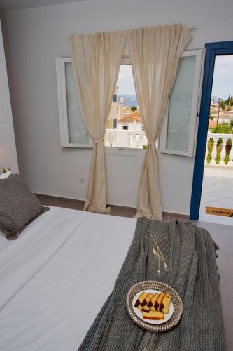 Postel nebo postele na pokoji v ubytování Arourahomes Spetses Town Suites