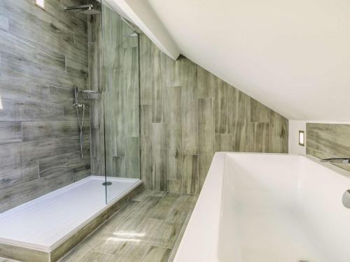 un baño con ducha y bañera en 3 Bed in Woolacombe 87573, en Mortehoe