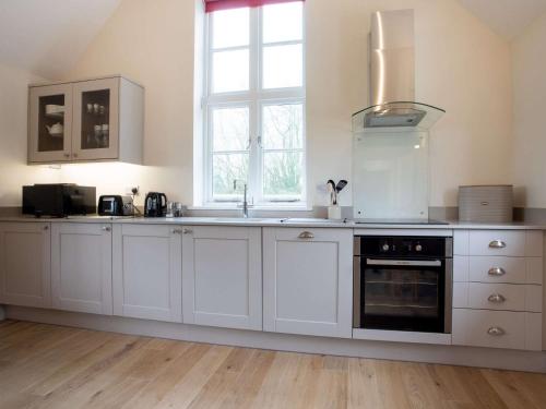 Kuchyň nebo kuchyňský kout v ubytování 1 bed in Sherborne 80737