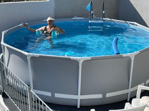 eine Frau befindet sich in einem großen Pool in einem Gebäude in der Unterkunft Sutomore Panorama Apartment in Sutomore