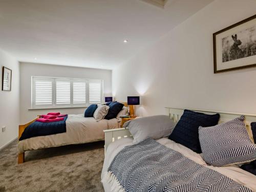 a bedroom with two beds and a window at 1 Bed in Burnham Market 88221 in Burnham Market