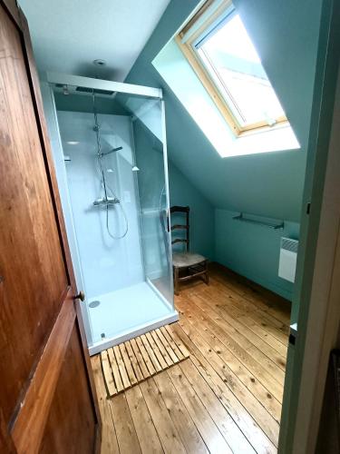baño con ducha de cristal con tragaluz en Le Cinquante-Trois, en Saint-Valéry-en-Caux