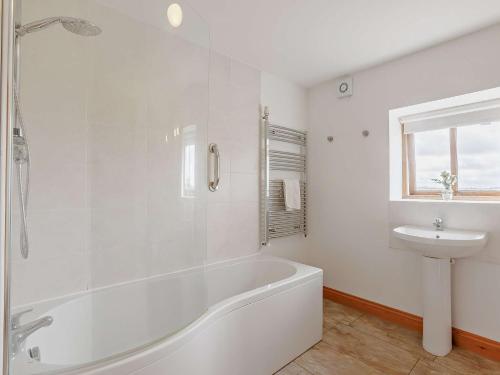 Ένα μπάνιο στο 2 bed in Holsworthy 91755