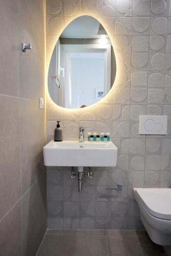 Koupelna v ubytování Arourahomes Spetses Town Suites