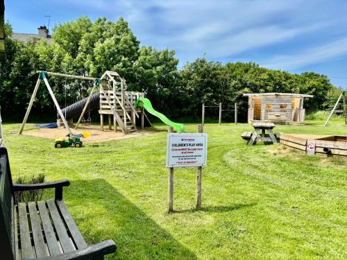 Kawasan permainan kanak-kanak di Carrowmena School House & Glamping