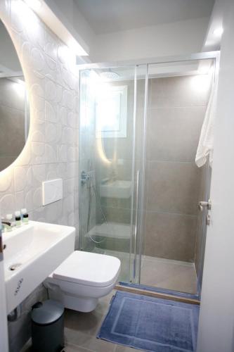 Koupelna v ubytování Arourahomes Spetses Town Suites
