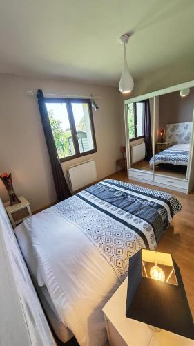 une chambre avec un grand lit et un miroir dans l'établissement Maison de vacances Valuejols, à Valuéjols