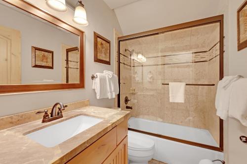 un baño con lavabo y ducha en Ski Country Penthouse 4 by Ski Country Resorts, en Breckenridge