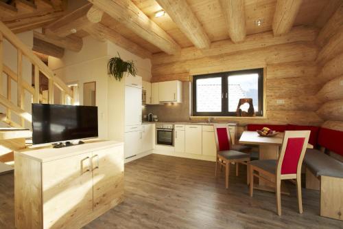 Kuchyň nebo kuchyňský kout v ubytování Tyroladis Family Chalet Laudegg