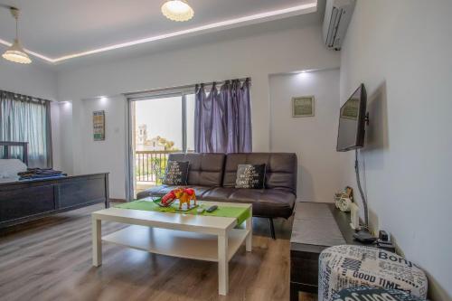 TV a/nebo společenská místnost v ubytování Papadavid Apartments