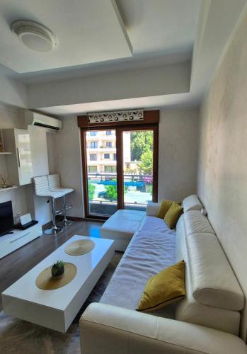 a living room with a couch and a table at Petrovac in Petrovac na Moru