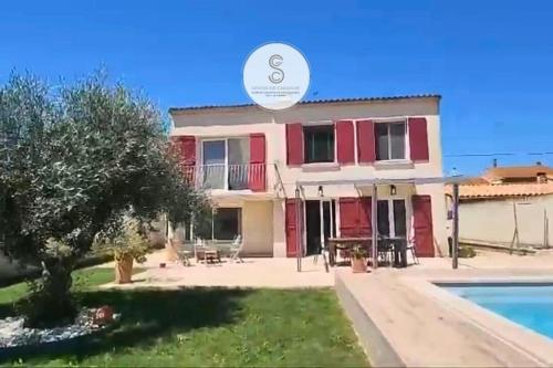 une maison avec une piscine devant dans l'établissement Maison Megève Fourques Arles, à Fourques