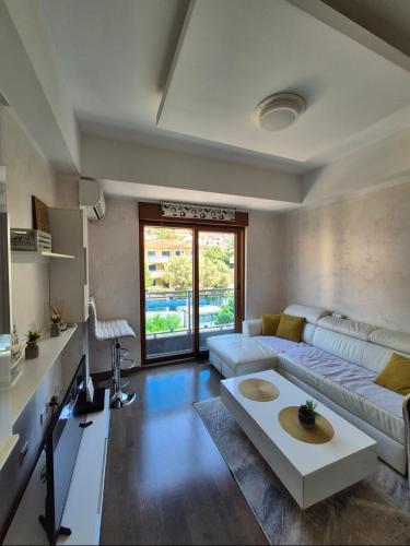 a living room with a couch and a table at Petrovac in Petrovac na Moru