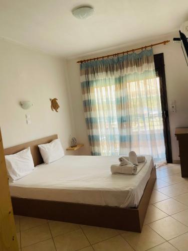 Postel nebo postele na pokoji v ubytování Studios Galini Porto Koufo