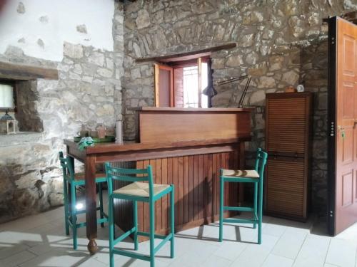 a kitchen with a wooden table and two chairs at #3MTSOPRAILCIELO '' SCuLPTuRe '' in Felitto